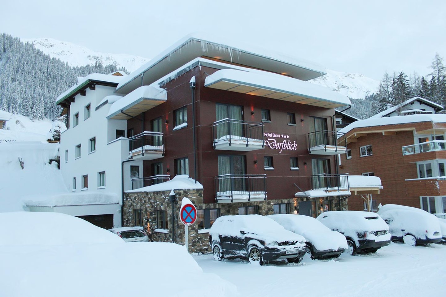 Hotel Garni Dorfblick in St. Anton am Arlberg im Winter, verschneite Außenansicht