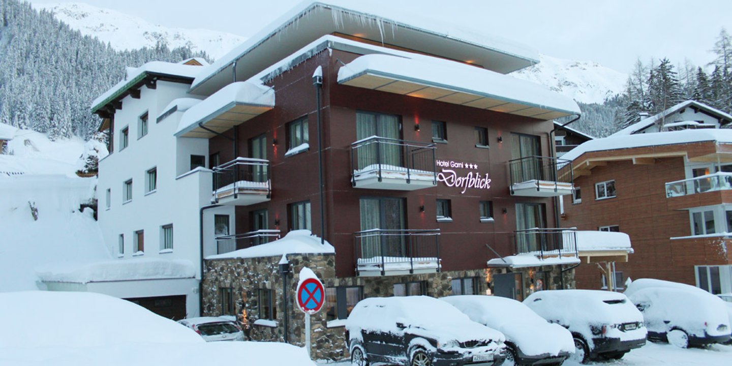 Hotel Garni Dorfblick im tief verschneiten St. Anton am Arlberg