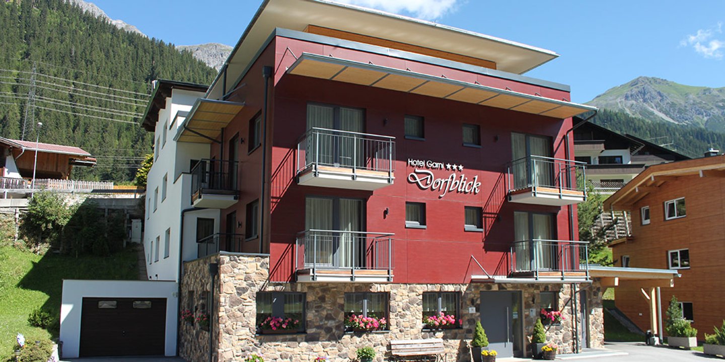 Hotel Garni Dorfblick im Sommer vor grünen Berghängen