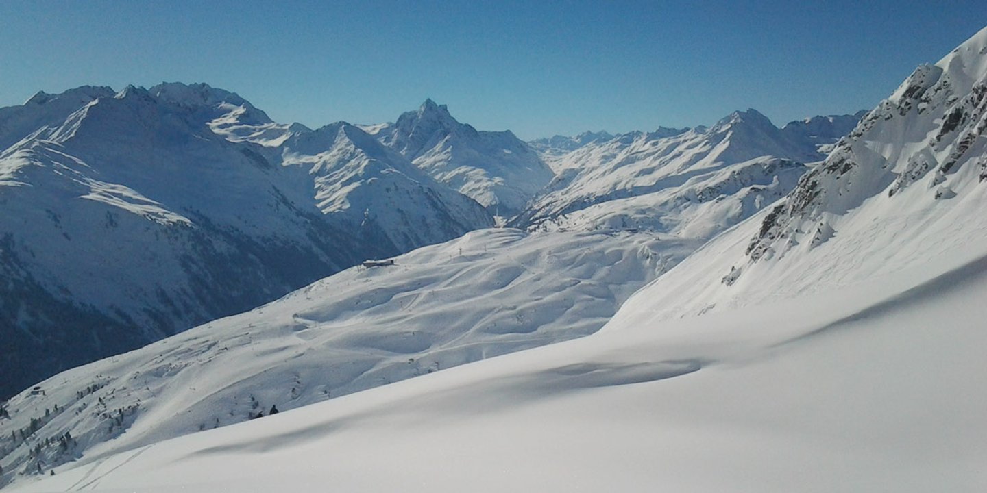 Winterpanorama der verschneiten Arlberger Bergwelt