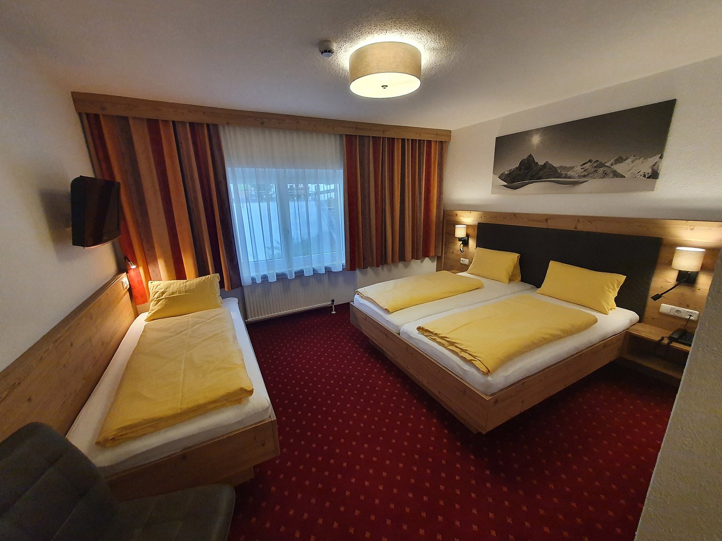 Doppelzimmer im Hotel Dorfblick mit Zusatzbett und Balkonfenster