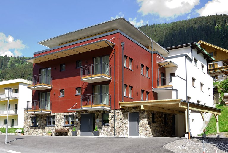 Hotel Garni Dorfblick von außen im Sommer mit Balkonen und Blumenschmuck