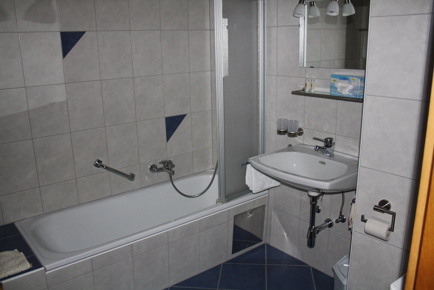 Badezimmer mit Badewanne und Waschbecken im Hotel Dorfblick
