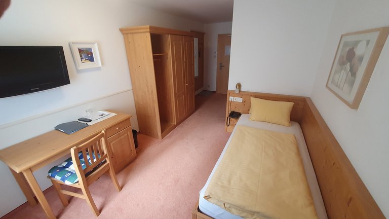 Einzelzimmer im Hotel Dorfblick mit Schreibtisch und Fernseher