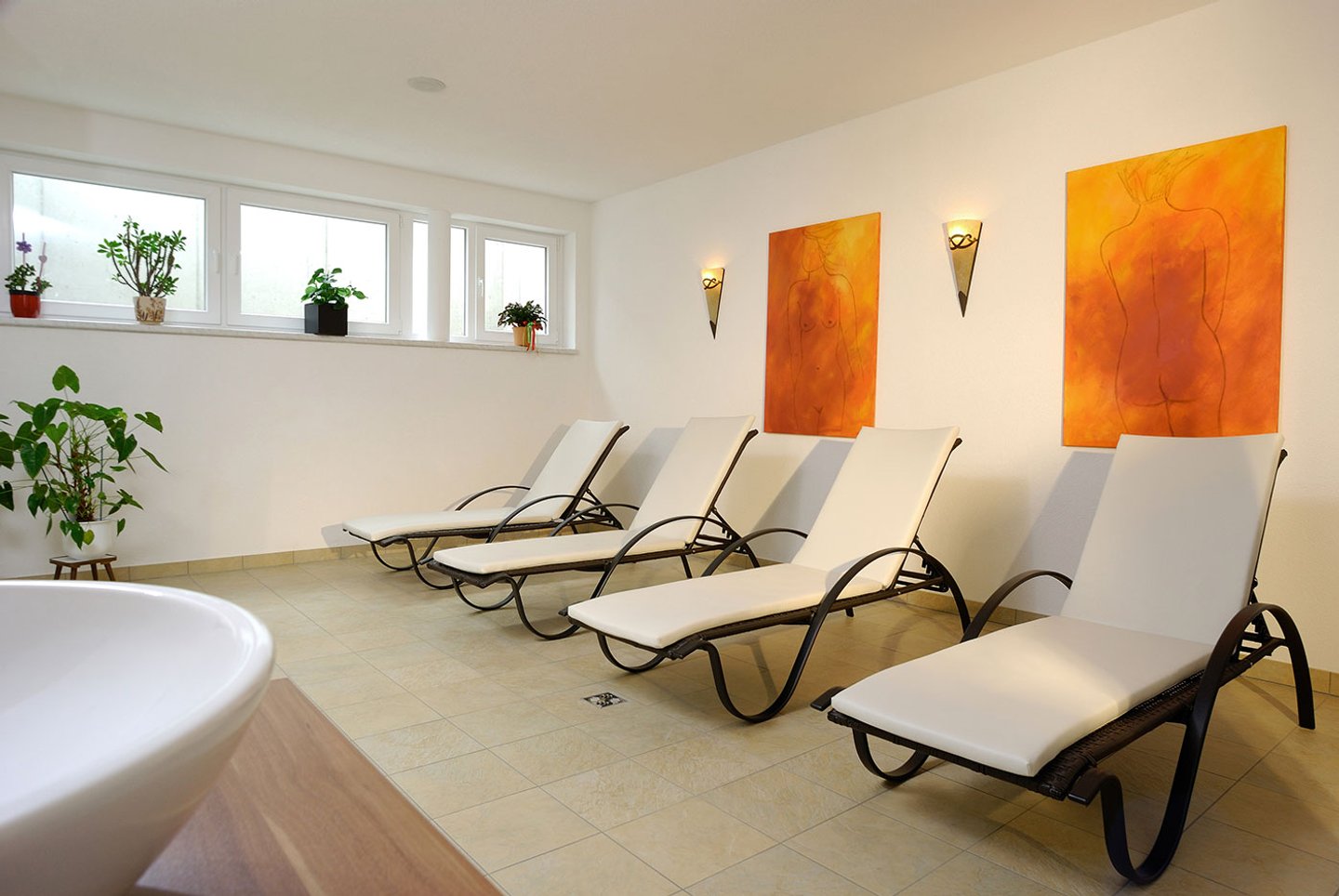Ruheraum im Hotel Dorfblick mit Liegen und Tageslicht