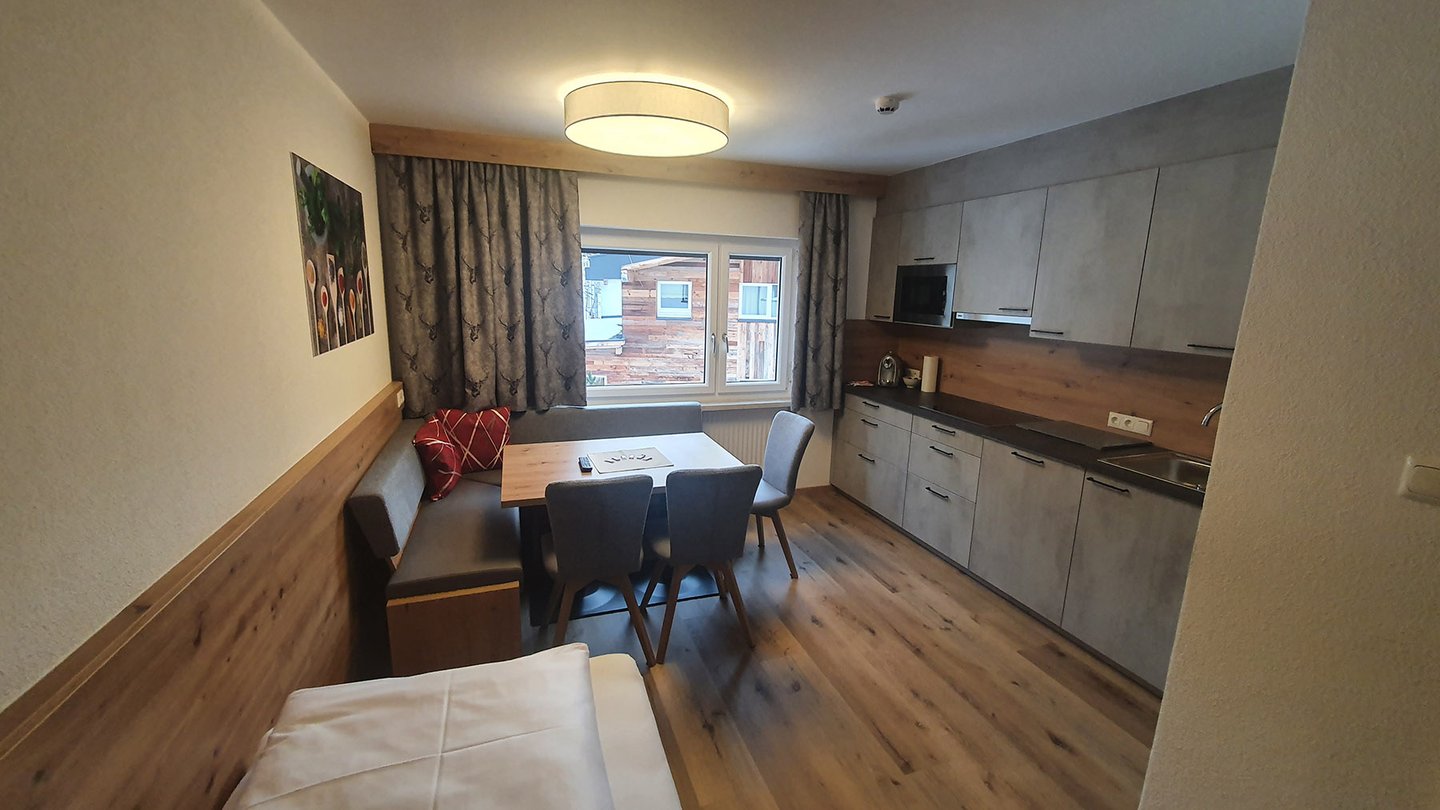 Appartement 22: Wohnraum mit offener Küche und Essbereich