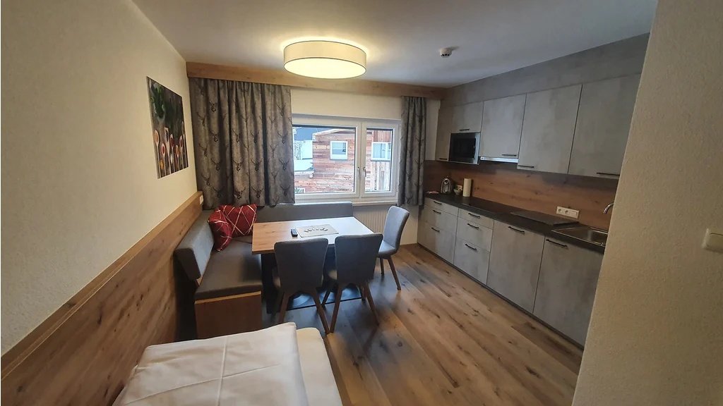 Appartement 22: Wohnraum mit offener Küche und Essbereich