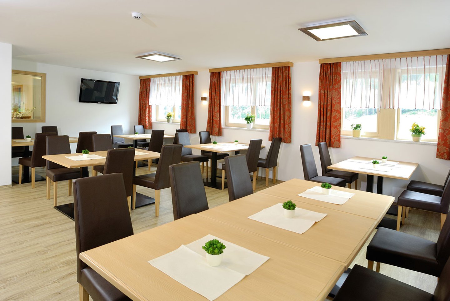 Frühstücksraum im Hotel Garni Dorfblick mit gedeckten Tischen