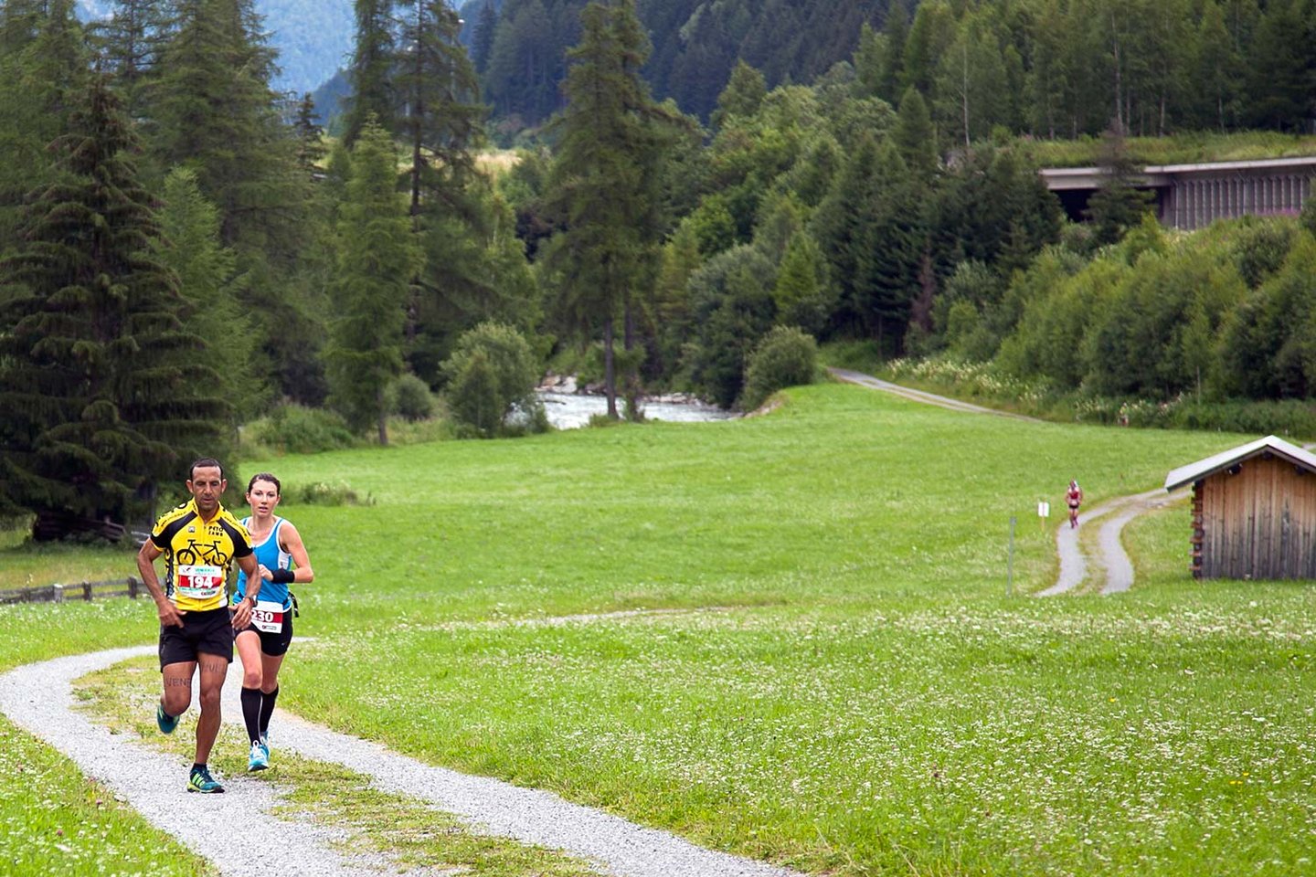 Zwei Läufer auf einem Wiesenweg in St. Anton am Arlberg
