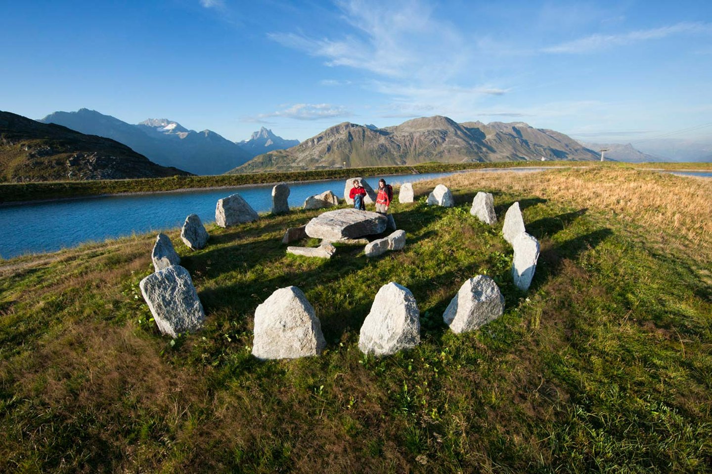 Steinkreis am Ufer eines Bergsees am Arlberg
