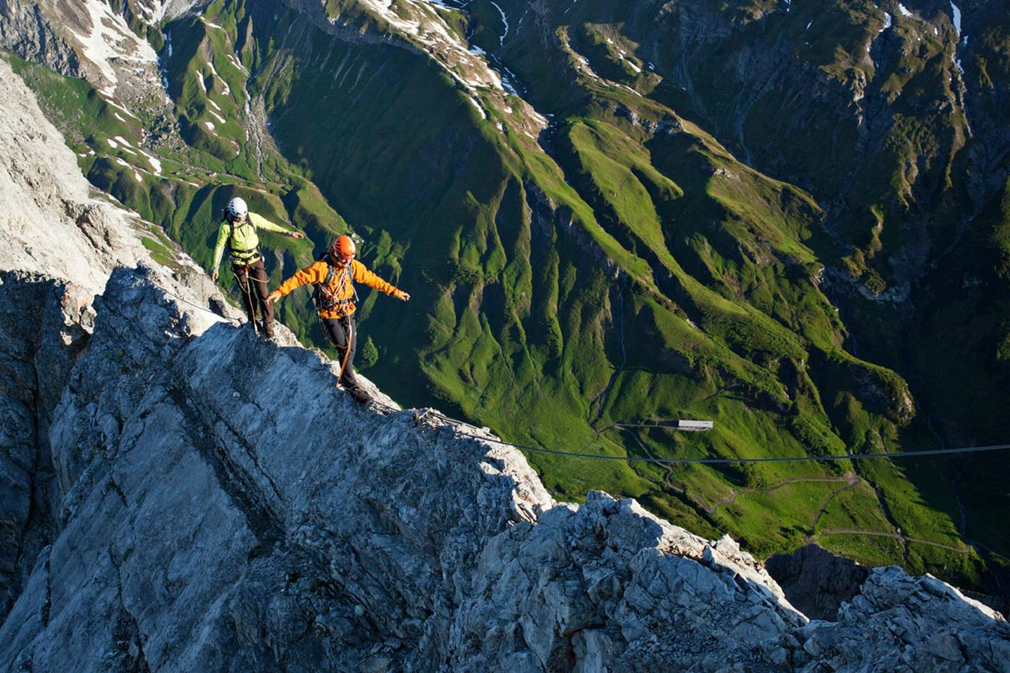 Bergsteiger am St. Antoner Klettersteig über dem Tal