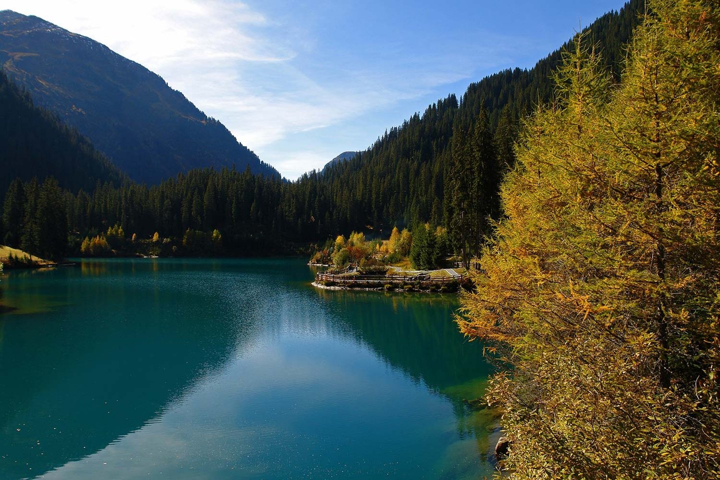 Bergsee mit herbstlich gefärbten Lärchen am Arlberg