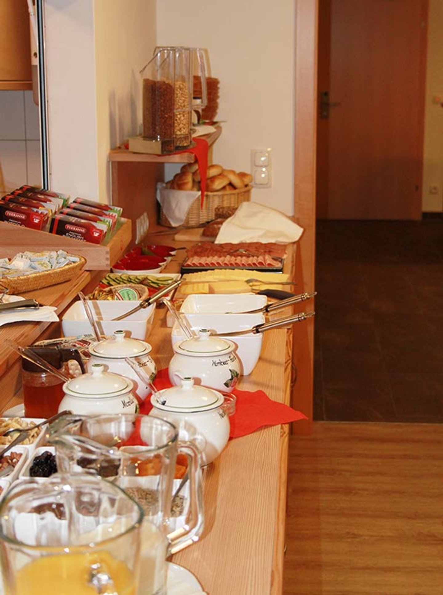 Frühstücksbuffet im Hotel Dorfblick mit Brot, Aufstrichen und Säften