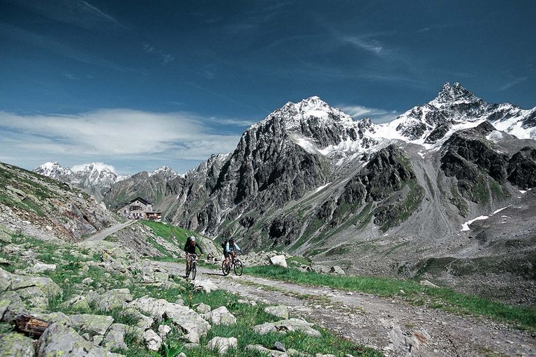 Wanderer auf einem Steig im Hochgebirge am Arlberg