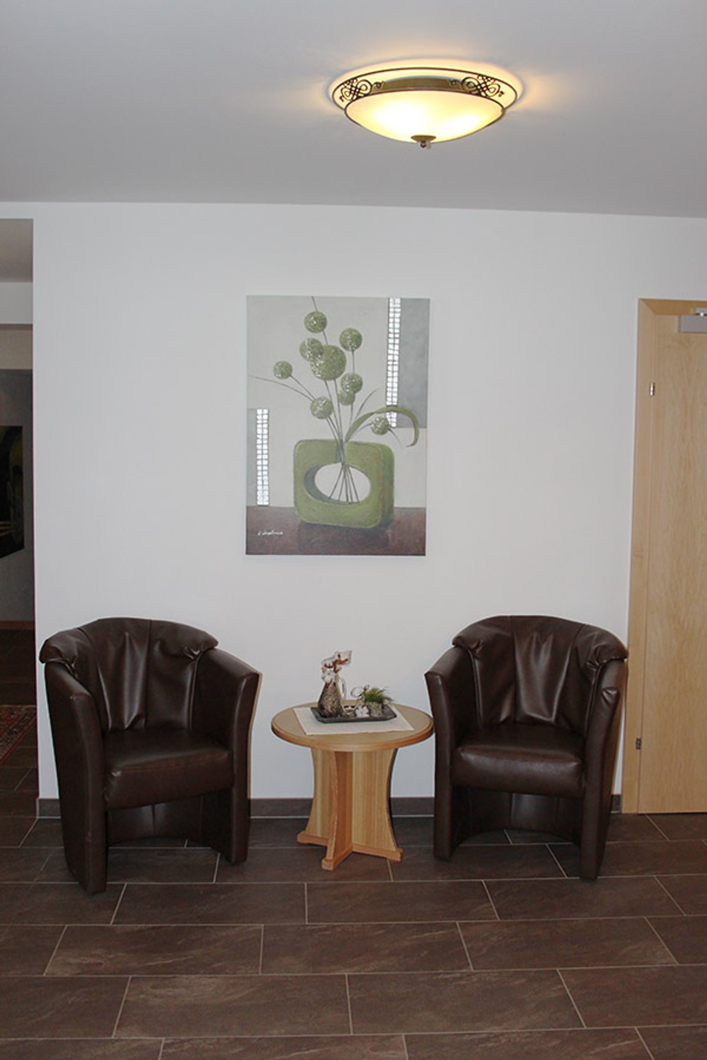 Sitzecke mit zwei Ledersesseln in der Lobby des Hotel Dorfblick